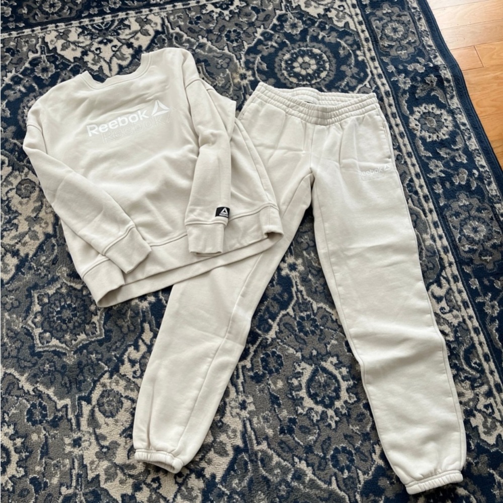 Reebok ladies Cream Sweatpants and Sweatshirt Set